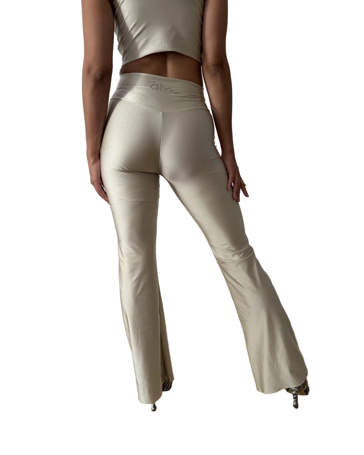 Full-length back view of Ama & Move outfit, bachata pants and Flared Pants Alba in Creme